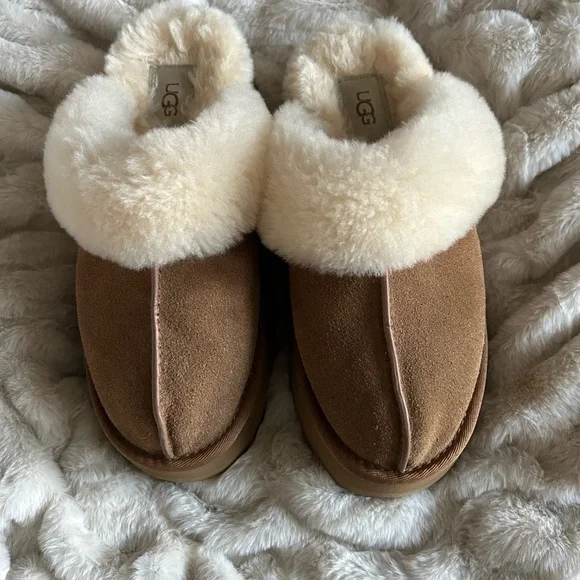 UGG platform Tan Slippers with Cream Fur - Picture 3 of 6